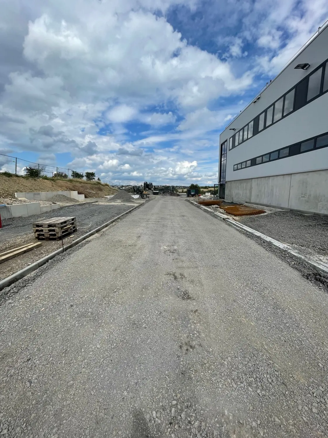 Vorbereitung für Bodenplatten von CMK Erdbau